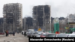 Жители Мариуполя пытаются выехать из осажденного города на личных автомобилях, март 2022 года