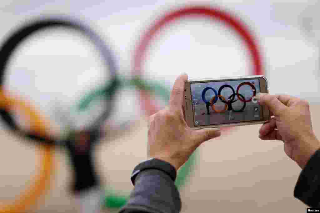 Независимая комиссия Всемирного антидопингового агентства (WADA) под руководством Ричарда Макларена опубликовала доклад, согласно которому российские спортсмены систематически употребляли допинг во время соревнований, в том числе Олимпиады в Сочи. Во второй части доклада утверждалось, что российские власти поощряли и координировали употребление допинга спортсменами. В результате допингового скандала российских легкоатлетов и спортсменов других видов спорта отстранили от Олимпиады в Рио. Лишилась Игр и целая паралимпийская команда из России. Кремль отрицал обвинения WADA, но и.о. генерального директора Российского антидопингового агентства Анна Анцелиович 28 декабря подтвердила газете New York Times, что российские олимпийцы массово использовали препараты во время Олимпиады-2014, а спортивные власти покрывали этих атлетов